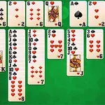 Interfaz de juego de cartas en disposición sobre un tablero verde