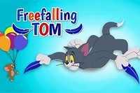 ¡Gerónimo! Tom cae hacia la tierra desde una gran altura