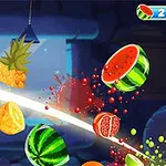 Frutas como piña, sandía, banana y granada rebanadas con un destello de luz sobre un fondo oscuro