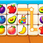 Un tablero de juego con fichas de frutas coloridas y una oruga sonriente en el centro, más una línea destacada conectando dos fichas de manzana roja