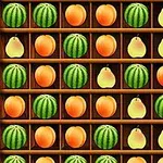 Filas de frutas en estantes, incluyendo naranjas, sandías y peras
