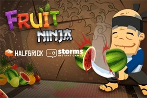 Un personaje vestido de ninja corta sandías con una espada mientras varias frutas están dispersas alrededor, con un fondo que incluye los logotipos de Halfbrick y Storms