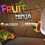 Un personaje vestido de ninja corta sandías con una espada mientras varias frutas están dispersas alrededor, con un fondo que incluye los logotipos de Halfbrick y Storms