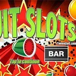Texto colorido FRUIT SLOTS con gráficos de frutas, campana y símbolo de bar sobre un fondo de estrellas y rayos