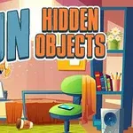 Habitación colorida y desordenada con muebles, objetos ocultos y el texto Fun Hidden Objects en la parte superior