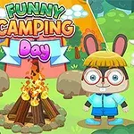 Un conejo con gafas y un cordero vestidos de colores brillantes en un entorno de campamento con una fogata y carpas coloridas