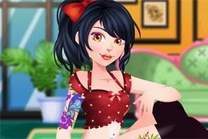 Una chica animada con cabello oscuro y un lazo rojo, vestida con un top rojo de lunares, mostrando tatuajes coloridos en un entorno interior