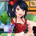 Una chica animada con cabello oscuro y un lazo rojo, vestida con un top rojo de lunares, mostrando tatuajes coloridos en un entorno interior