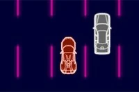 Conduce un auto a máxima velocidad en una autopista iluminada por luces de