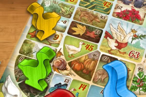 Fichas de colores sobre un tablero decorado con ilustraciones de animales y plantas numeradas