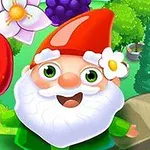 Gnomo sonriente con sombrero rojo, rodeado de una fresa grande y flores en un entorno verde y colorido