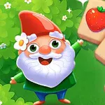 Un gnomo sonriente con sombrero rojo junto a fichas de fruta, incluyendo una fresa, una uva y una pera, sobre un fondo verde con flores