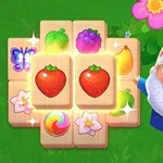 Gnomo sonriente junto a bloques de madera con frutas y flores sobre un fondo verde con flores