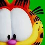Caricatura de un gato naranja con rayas negras y expresión sonriente sobre un fondo verde