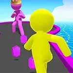 Figura amarilla y rosa corriendo en un camino estrecho sobre el agua, con la figura rosa usando una corona