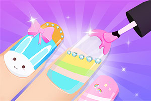 Uñas decoradas con diseños coloridos y brillantes, incluyendo un conejo, piedras y arcoíris sobre un fondo violeta