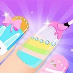 Uñas decoradas con diseños coloridos y brillantes, incluyendo un conejo, piedras y arcoíris sobre un fondo violeta