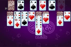 Cartas de juego dispuestas en un patrón sobre un fondo morado decorativo