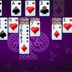 Cartas de juego dispuestas en un patrón sobre un fondo morado decorativo