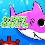 Tiburón rosado con ojos grandes nadando en el agua, con texto Go Baby Shark Go y minas submarinas rojas alrededor