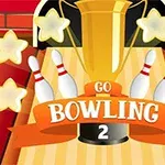 Trofeo dorado rodeado de estrellas y pinos de boliche con un banner anaranjado que dice Go Bowling 2