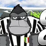 Gorila caricaturizado con expresión seria vistiendo un uniforme a rayas blancas y negras en un entorno de estadio