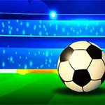 Balón de fútbol grande en primer plano y uno pequeño cerca de una portería en un campo iluminado con luces azules
