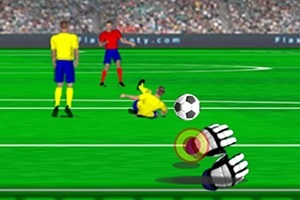Jugador en uniforme amarillo intenta patear un balón hacia una portería mientras otro jugador está en movimiento y se ven guantes de portero en primer plano
