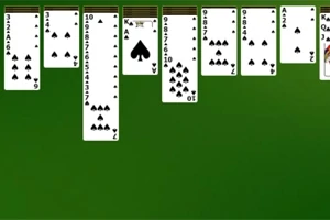 Cartas de juego organizadas en columnas sobre un fondo verde