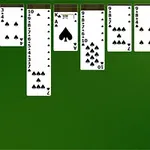 Cartas de juego organizadas en columnas sobre un fondo verde