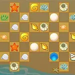 Tablero de juego con casillas que contienen conchas, estrellas de mar y elementos acuáticos sobre un fondo de playa