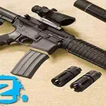 Arma de asalto con accesorios sobre una superficie beige, acompañada de un número dos azul en la esquina