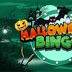 Calabazas con caras y un murciélago sobre un letrero colorido en un escenario oscuro y espeluznante con árboles y una casa embrujada al fondo