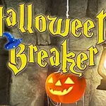 Texto en letras amarillas sobre una calabaza iluminada y una lámpara colgante en un fondo de piedra
