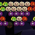 Calabazas de colores verdes, blancas, naranjas y moradas con caras festivas, organizadas en filas sobre un fondo oscuro con siluetas de murciélagos y un edificio