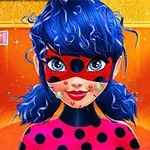 Personaje con cabello azul y máscara roja cubierto de manchas faciales frente a un fondo naranja brillante