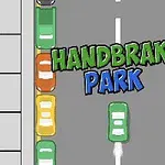 Carretera con coches estacionados a los lados y un auto verde en el centro