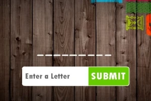 Interfaz de juego sobre fondo de madera con espacios vacíos, campo para ingresar una letra y botón verde de Submit