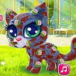 Gatito con ojos grandes cubierto de lodo y flores pequeñas en un jardín, junto a un icono musical y una mano apuntando hacia un cepillo y jabón