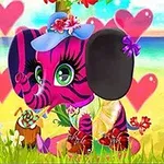 Elefante rosa con rayas negras y grandes ojos verdes, rodeado de corazones y flores, sentado en la playa bebiendo de un coco