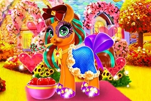 Un pony animado de colores brillantes con ojos grandes y una decoración llamativa, rodeado de un paisaje colorido con flores y un tazón de manzanas