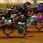 Carrera de caballos con jinetes en una pista de tierra
