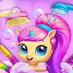 Un unicornio adorable con cabello rosa y azul es rodeado por herramientas de aseo y burbujas sobre un fondo morado