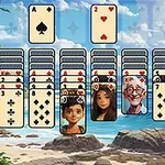 Cartas de juego con ilustraciones de personajes sobre un fondo de playa tropical