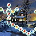 Casa de campo nevada en el atardecer con adornos navideños en fichas hexagonales iluminadas al frente
