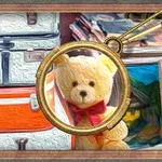 Un osito de peluche con un lazo rojo visto a través de una lupa, rodeado de maletas coloridas y libros