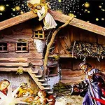 Escena de un nacimiento con figuras de la Sagrada Familia en un establo iluminado por estrellas y un ángel en la parte superior