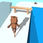 Un personaje con apariencia de oso camina sobre zancos en un techo alto con una barrera enfrente