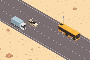 Camino en el desierto con un autobús amarillo, un coche y un camión circulando en direcciones opuestas