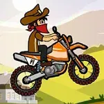 Persona con sombrero de vaquero y pañuelo rojo montando una motocicleta naranja en un paisaje rural